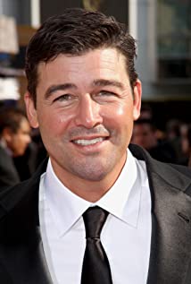 How tall is Kyle Chandler?